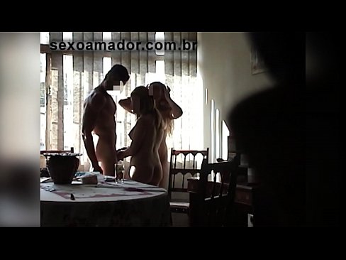 ❤️ Inimbitahan ng mga sex friends ang isang higanteng lalaki at isang threesome kasama niya ❤️ Porno sa amin ❌️❤